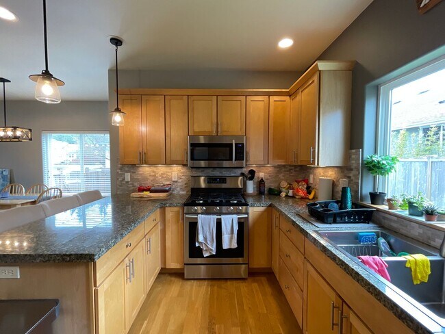 Building Photo - AVAILABLE NOW: Spacious 4 bdrm, 3 bath home in Cedar Ridge Development!