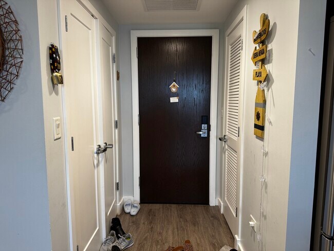 Building Photo - 1323 W Morse Ave