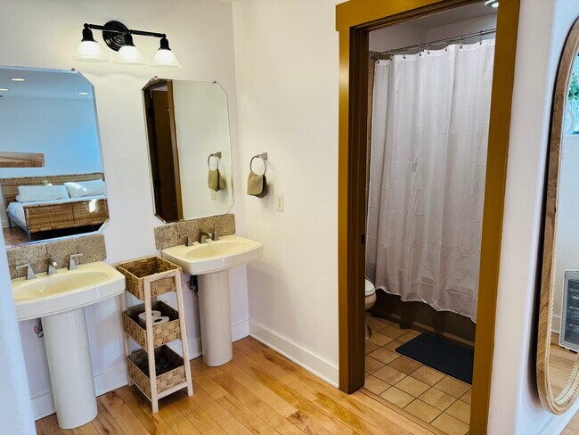 Building Photo - 412 Grove St SE