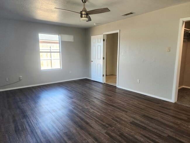 Building Photo - 905/907 N Ave K - duplex