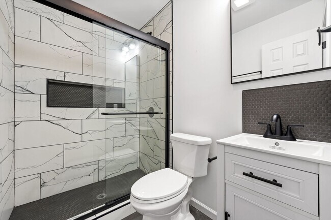 Building Photo - Charming, thoughtfully renovated 2 bed/1 bath in Northgate Park!