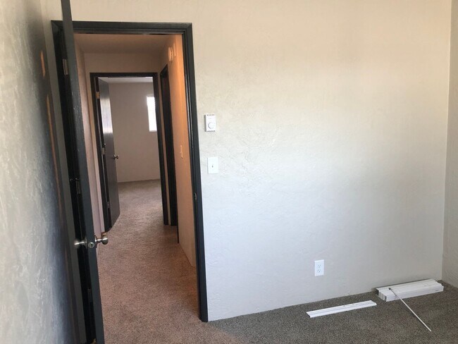 Building Photo - Updated 2 bedroom 1.5 bathroom duplex!