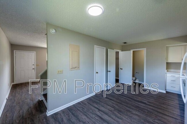 Building Photo - 890 Hibiscus St