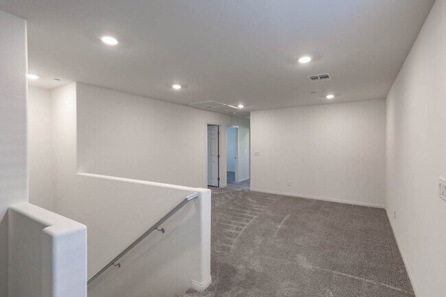 Building Photo - INSPIRADA BEAUTY WITH BED AND FULL BATH ON 1ST FLOOR