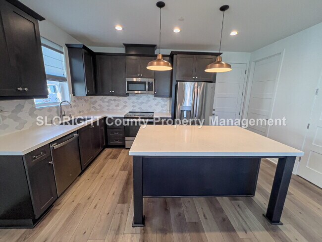 Building Photo - AVAILABLE NOW - 3 Bed/ 3 Bath Beautiful SL...