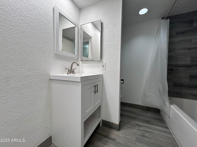 Building Photo - 413 W Piute Ave