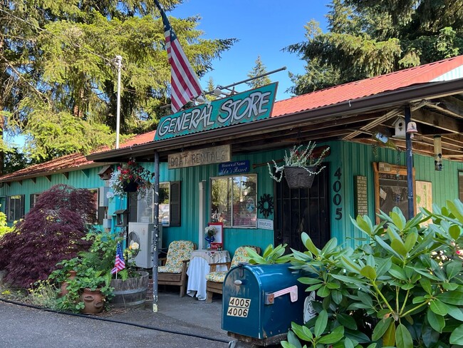 Building Photo - Lakeview 3 Bedroom Home with A/C , LVP Flo...