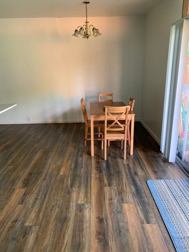 Building Photo - Beautiful 3 bedroom home in Central Davis available for fall move in!