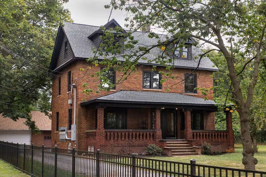 Historic brick colonial - 18115 Nottingham Rd