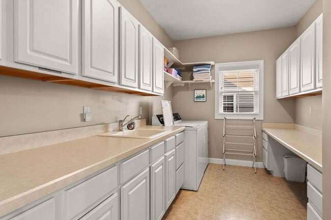 Building Photo - Furnished Pet-Friendly 30-Day Extended Stay Riverfront Condo