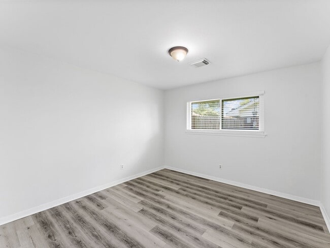 Building Photo - 2122 Briar Cir
