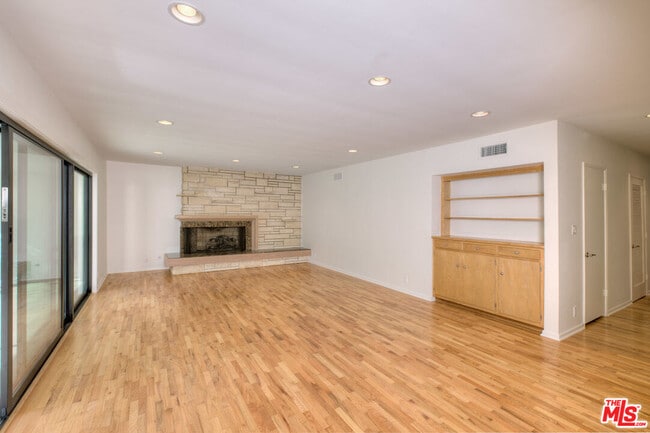 Building Photo - 221 S Carmelina Ave