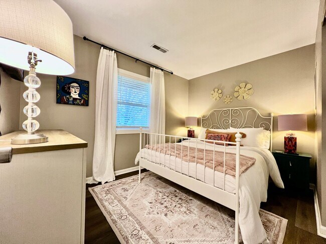 Building Photo - 3 BDR Ranch w/ Fenced yard, laundry, garage + more