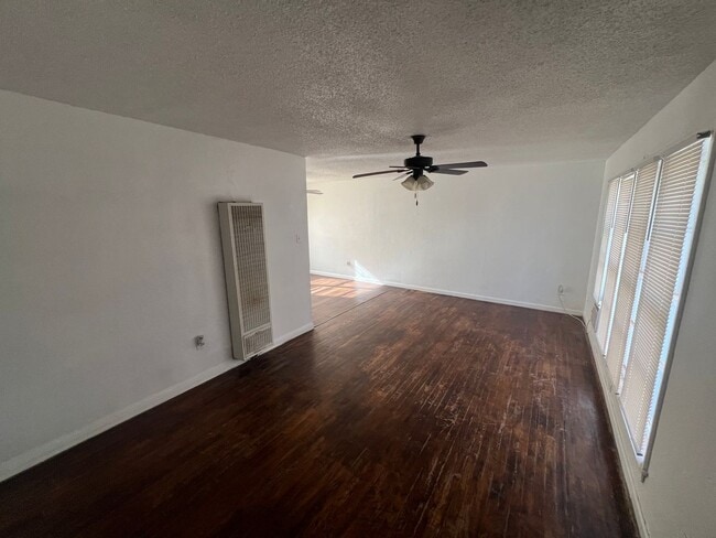 Building Photo - 2 Bed 1 Bath Home