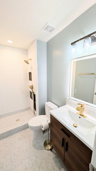 Master bedroom bathroom - 4381 Alderson Ct