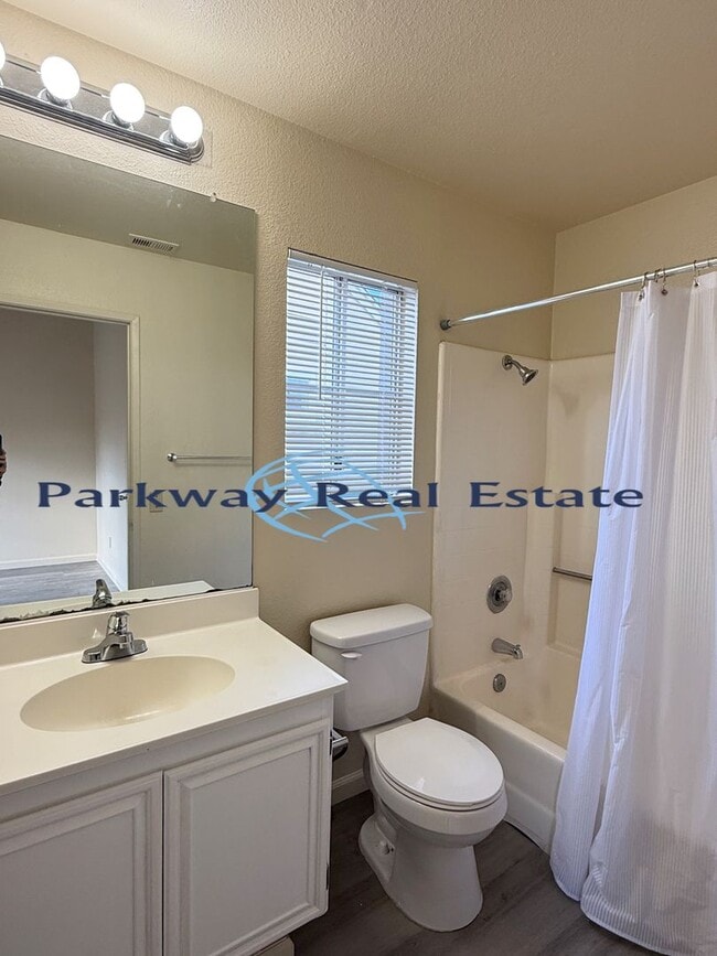 Building Photo - 2 Bedroom Townhome