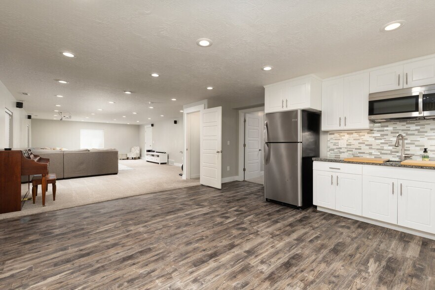 Building Photo - 183 E Lake View Dr