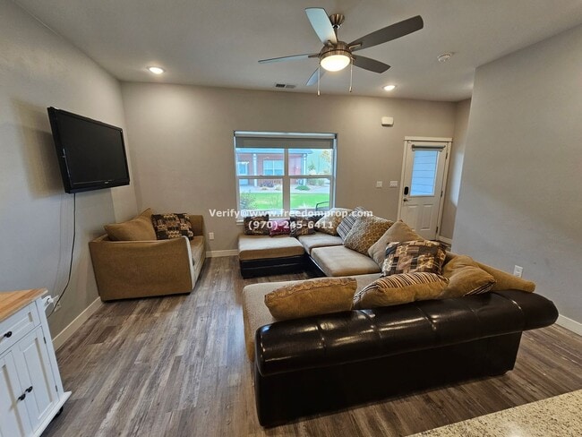 Building Photo - Beautiful Furnished 2bed 2.5 bath Townhome...