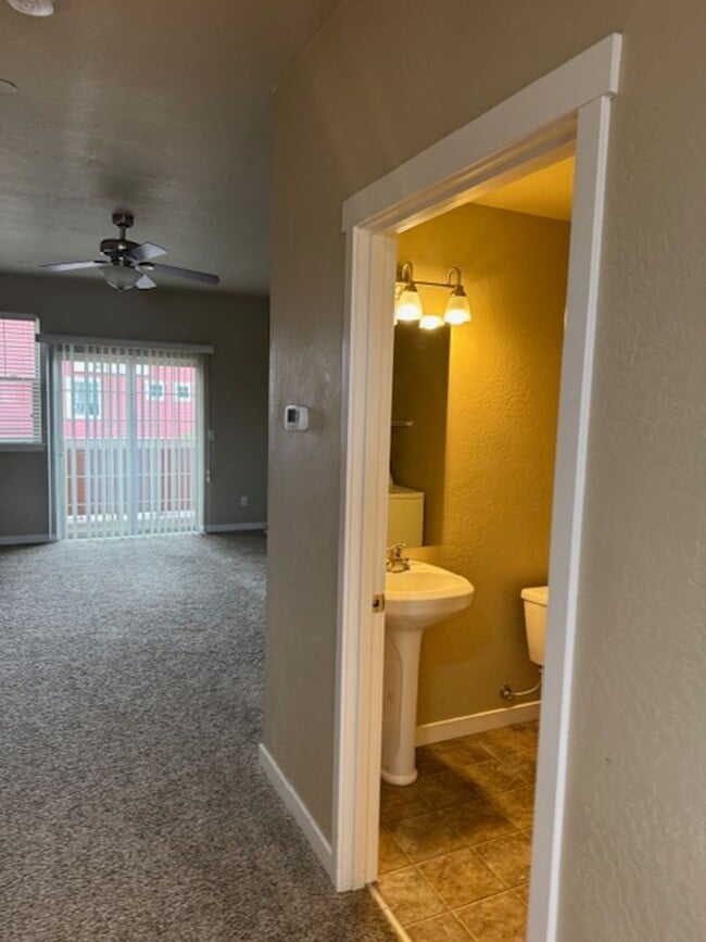 Building Photo - **SPECIAL** FIRST MONTH FREE W/ ONE YEAR LEASE/ 3 LEVEL CONDO W/ UPGRADES, GARAGE/ FENCED YARD