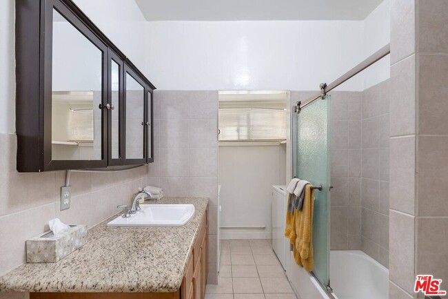 Building Photo - 810 S Gramercy Dr
