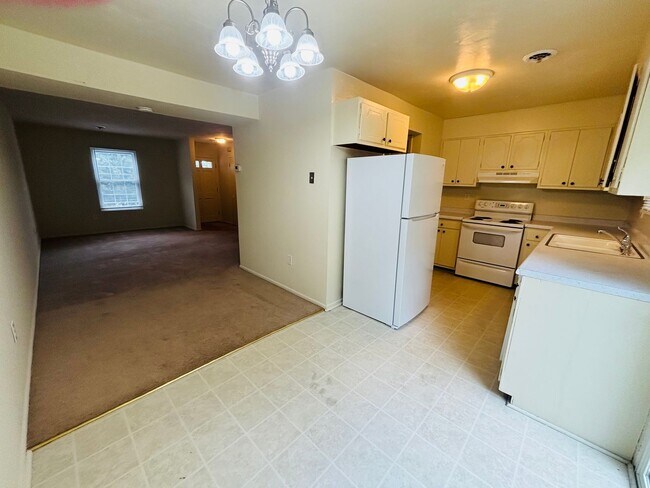 Building Photo - 2 Bedroom, 1.5 Bath Townhouse