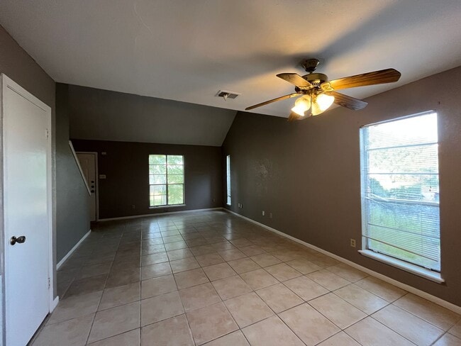 Building Photo - ONE BEDROOM LOFT TOWNHOME ON THE SOUTH SIDE!!