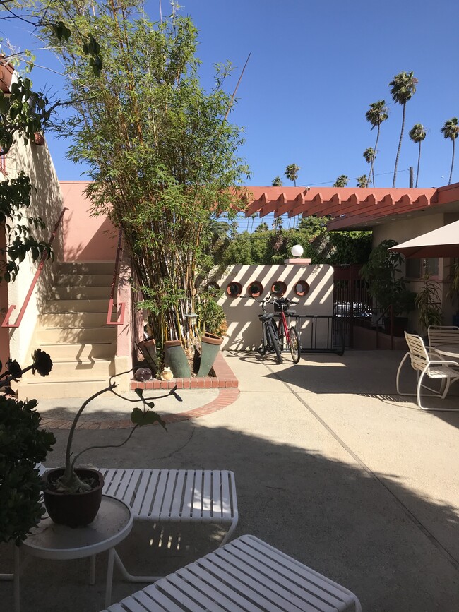 Building Photo - 905 California Ave