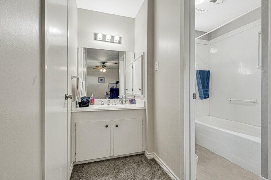 Building Photo - 1109 Frances Dr