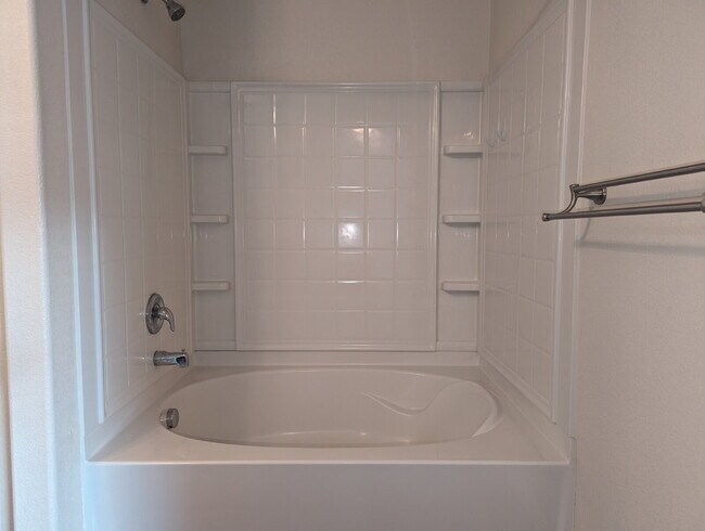 Building Photo - Newer 3bdrm/2 1/2 bath townhome in the heart of Longmont!