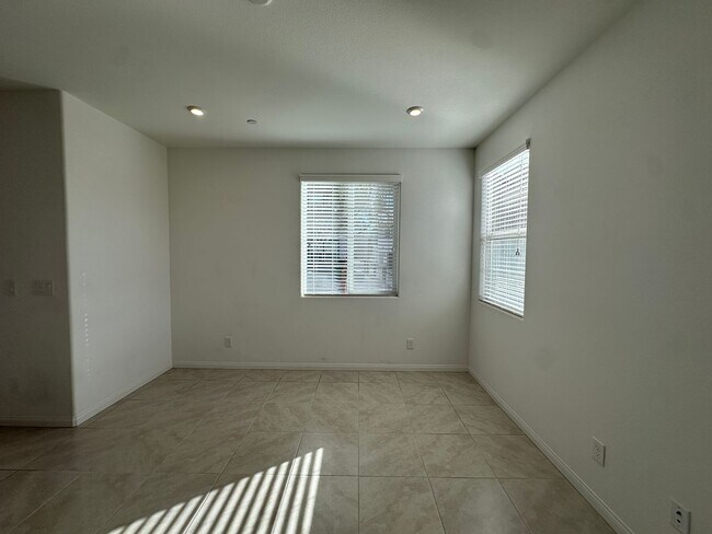 Building Photo - Henderson Townhome for rent