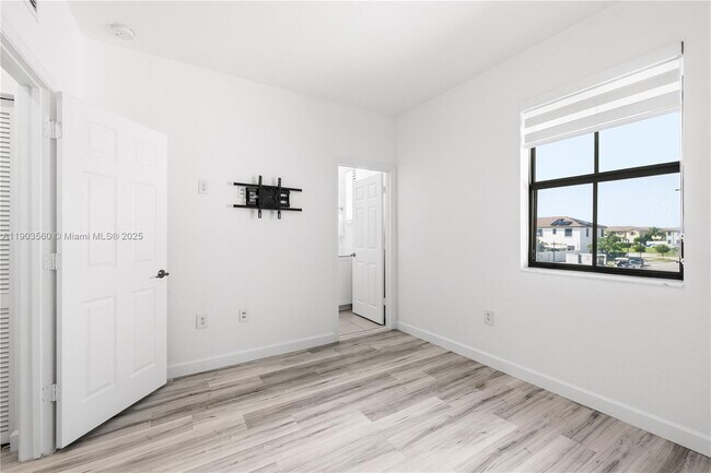 Building Photo - 10537 W 32nd Ln