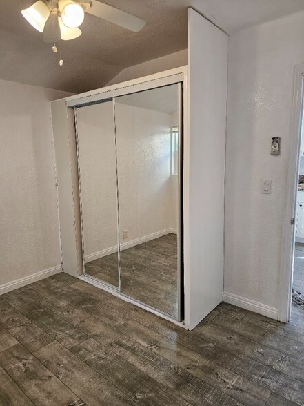 Building Photo - 8714 La Vine St