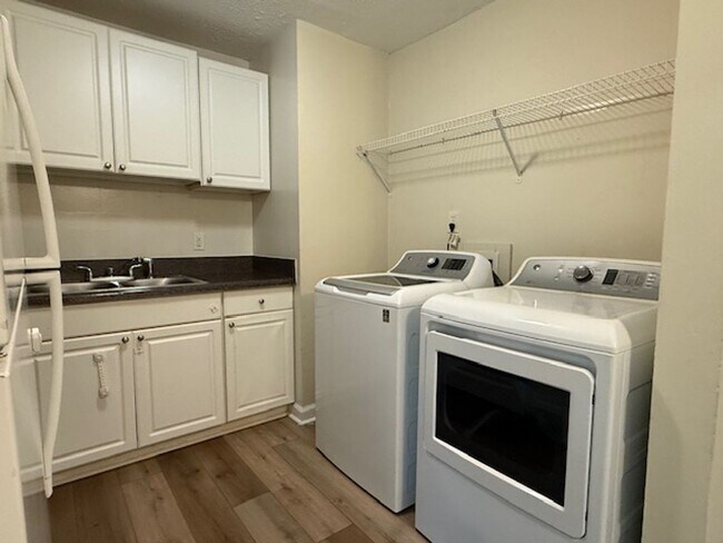 Building Photo - Rustwood