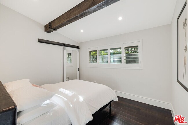 Building Photo - 16725 Oak View Dr