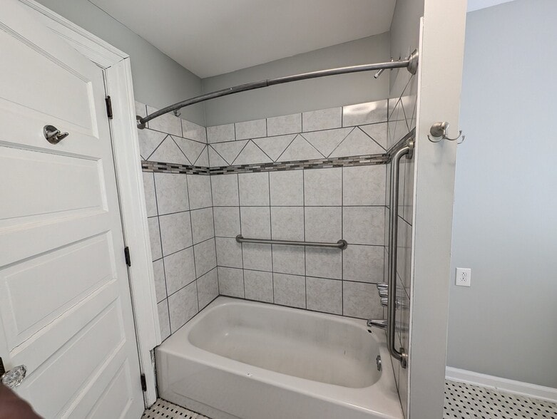 Building Photo - 5313 Broadway