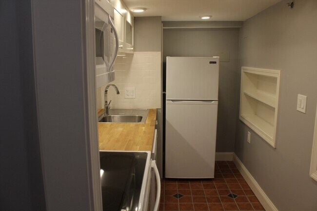 Building Photo - 49 Brimmer St