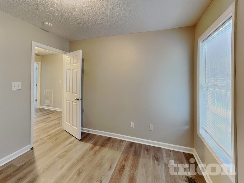 Building Photo - 701 Avondale Dr