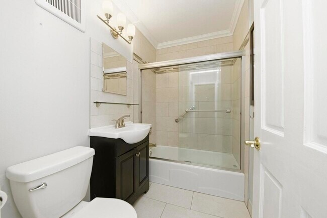 Building Photo - 16 E Old Willow Rd