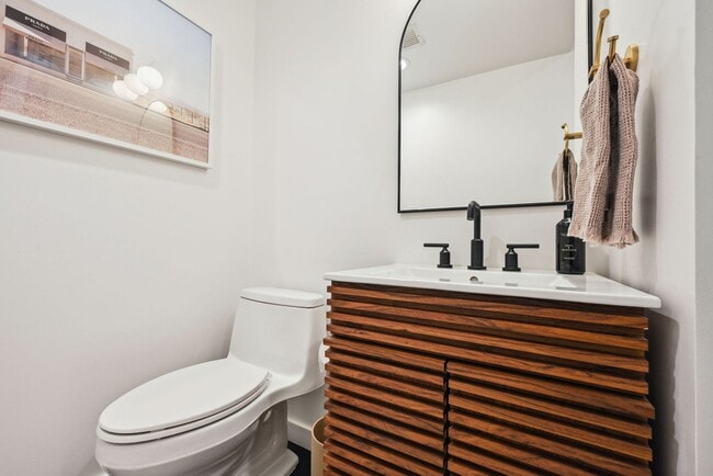 Building Photo - Luxurious Corner 2 BR/ 2 BA Franklin Loft ...