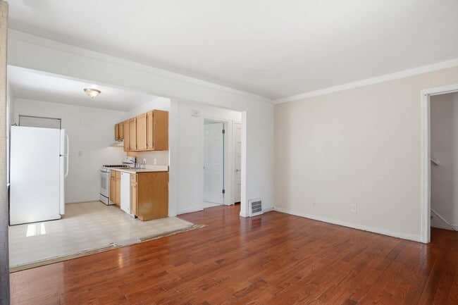 Building Photo - 3432 Woodside St