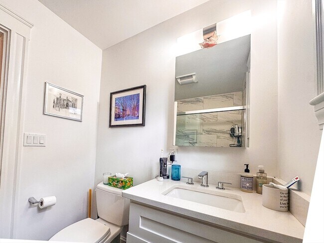 Building Photo - 35 Hillock St