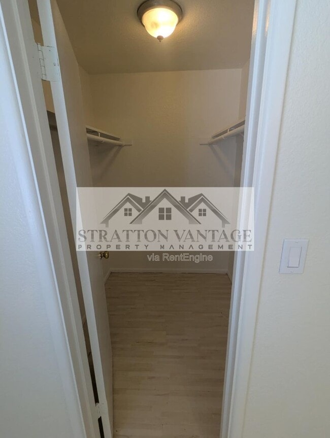 Building Photo - 545 W 16th Ave