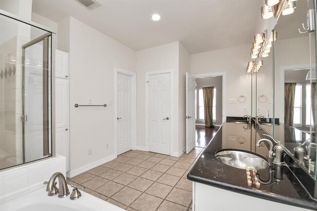 Building Photo - 803 Rosine St