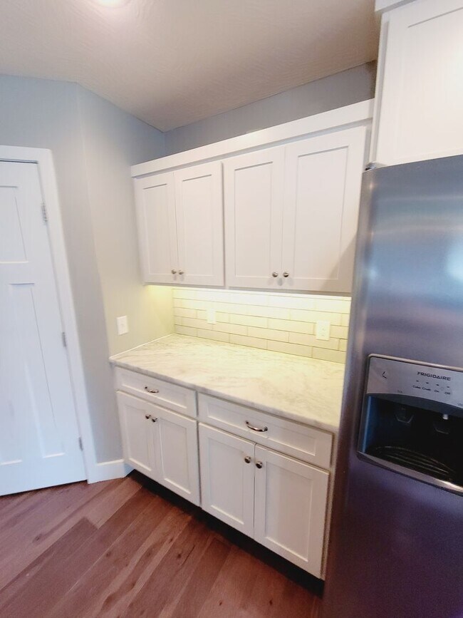 Building Photo - Luxuary in River Pointe Subdivision - Ozark!