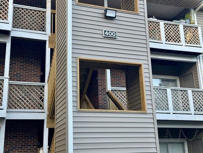 Building Photo - University Place, 422