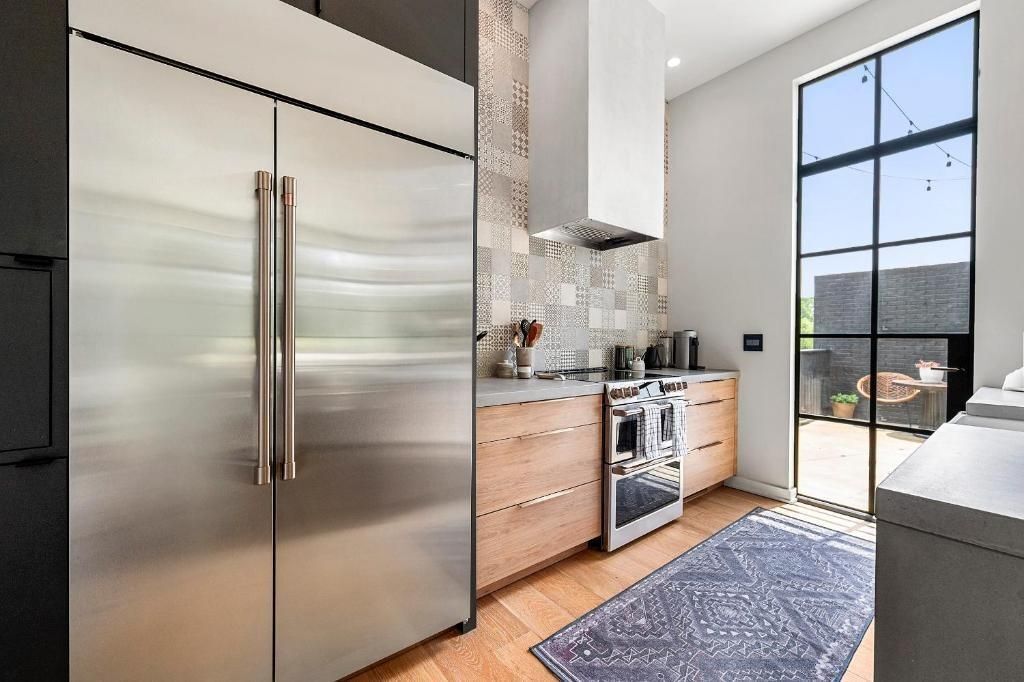 Building Photo - 1008 Albion Ave NE