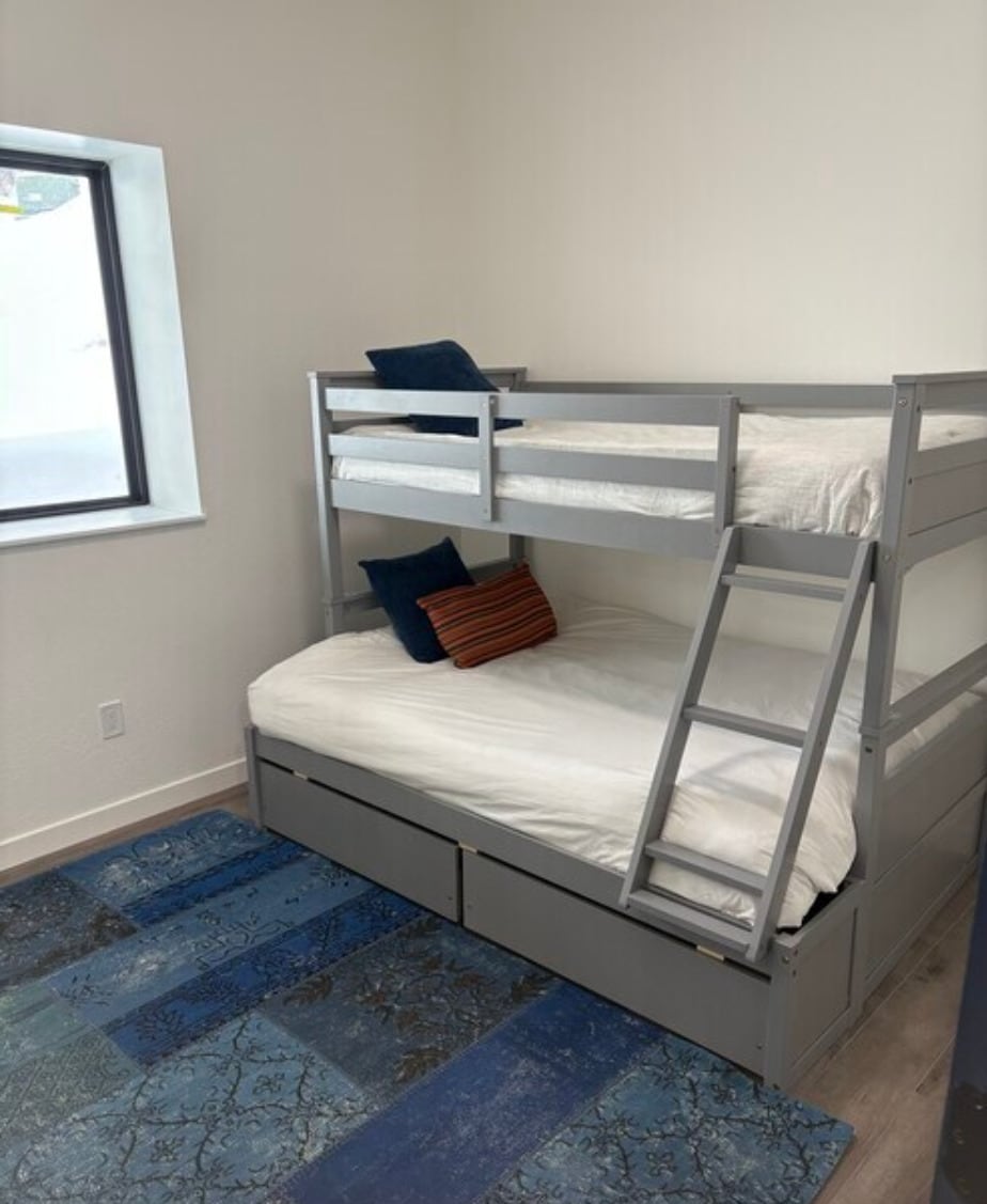 Building Photo - 18 Pine Dr