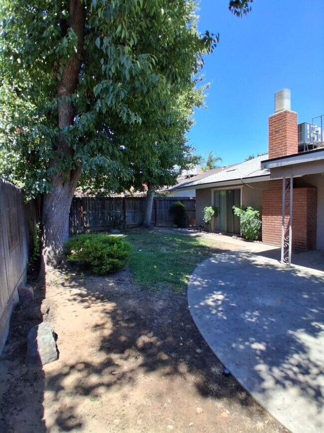 Building Photo - 6061 N Bungalow Ln