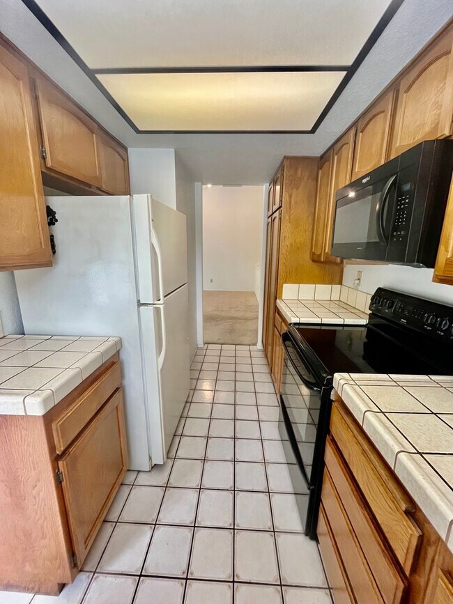 Building Photo - HUGE 2BD/2BA CLAIREMONT CONDO W/ 2 CAR GARAGE - ONLY $3,295/MONTH