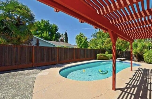 Building Photo - 3BD/2BA House in Pleasanton Val Vista Community w/ POOL!